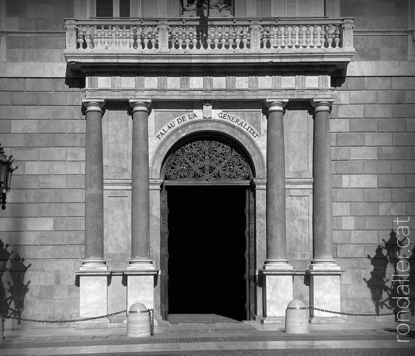 Quatre columnes a l'edifici del Palau de la Generalitat de Barcelona.