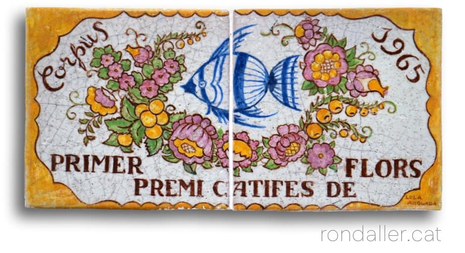 Elements ceràmics a Sitges. Conjunt de dues rajoles fetes per Lola Anglada el 1965.