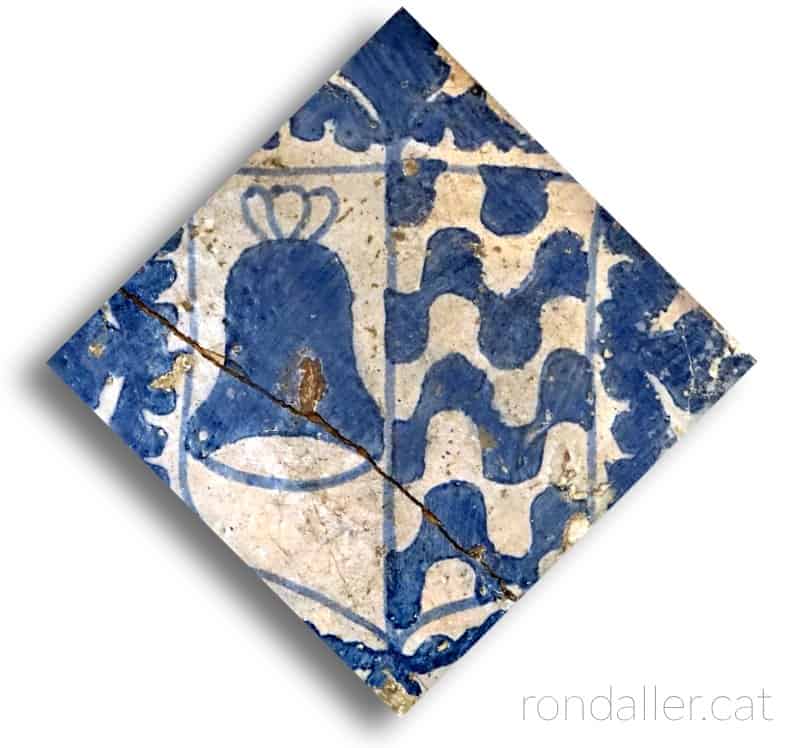 Rajola gòtica amb l'escut de la família Santcliment, exposat al Museu Frederic Marès.