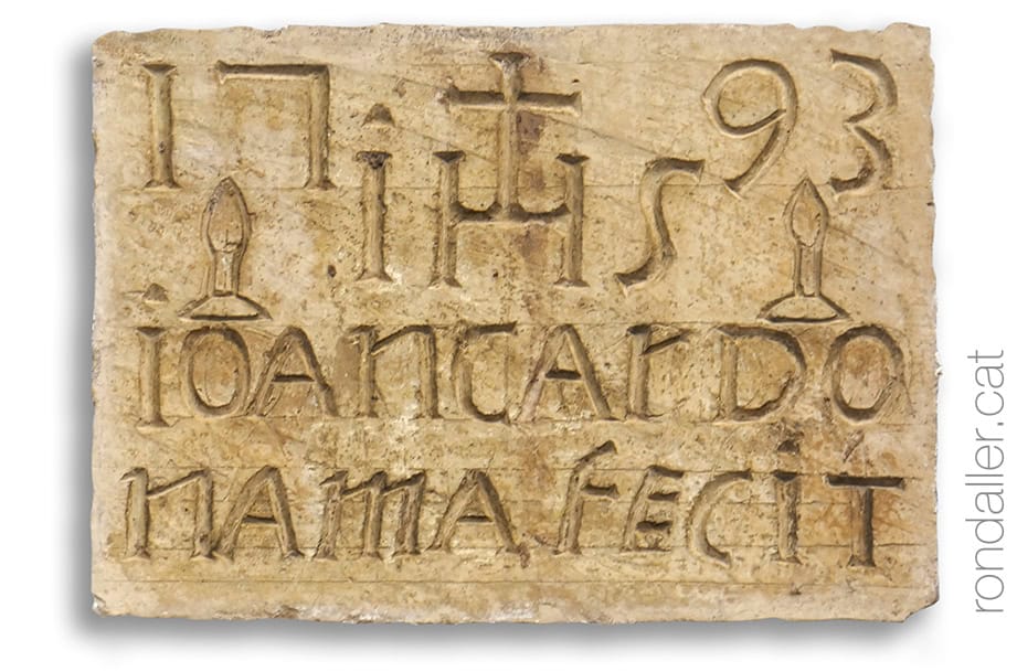 Placa de terra cuita del segle XVIII amb una creu del calvari amb dos xiprers.