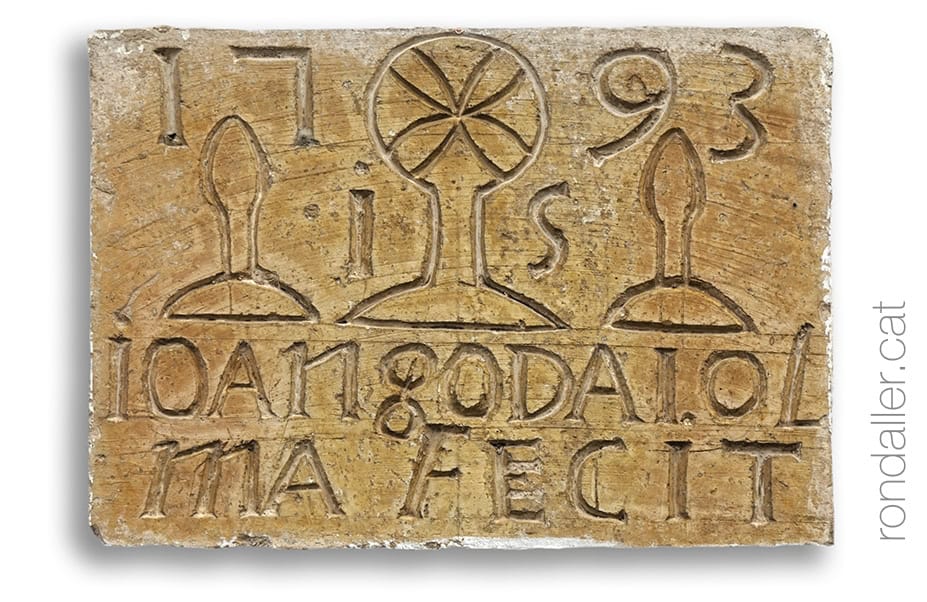 Placa de terra cuita del segle XVIII amb una creu del calvari amb dos xiprers.