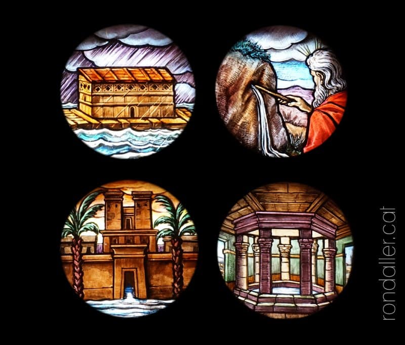 Vitralls del baptisteri de l'església de Sant Josep de Badalona.