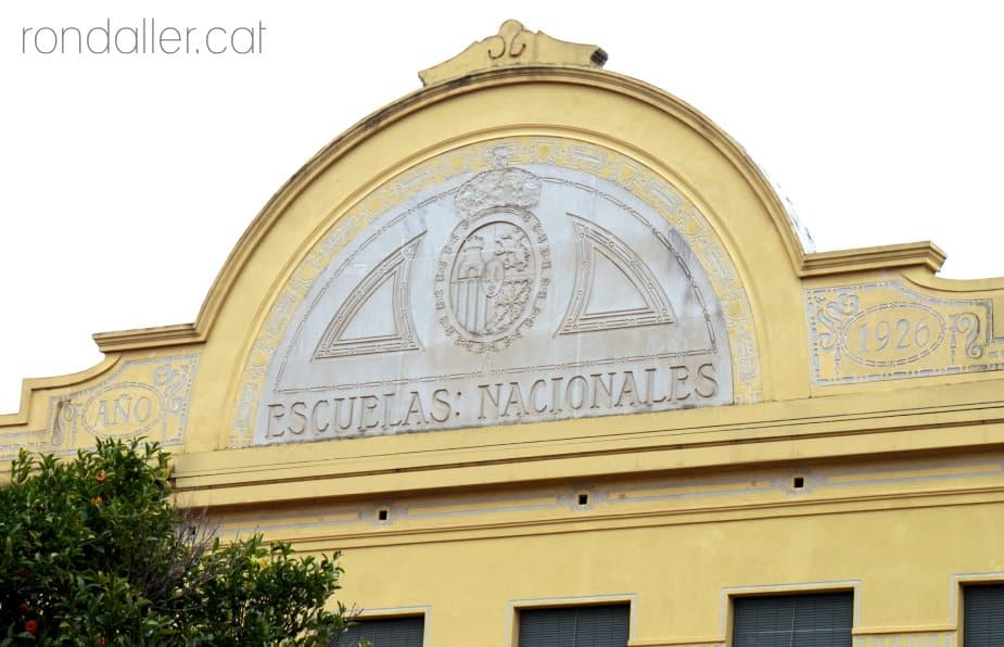 Detall del coronament d'estil noucentista del grup escolar Ventós Mir, obra de l'arquitecte Ruiz Casamitjana.