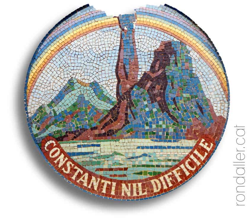 Mosaic de Lluís Brú a la façana de la fàbrica la Llauna, amb el lema "Constanti nil difficile".