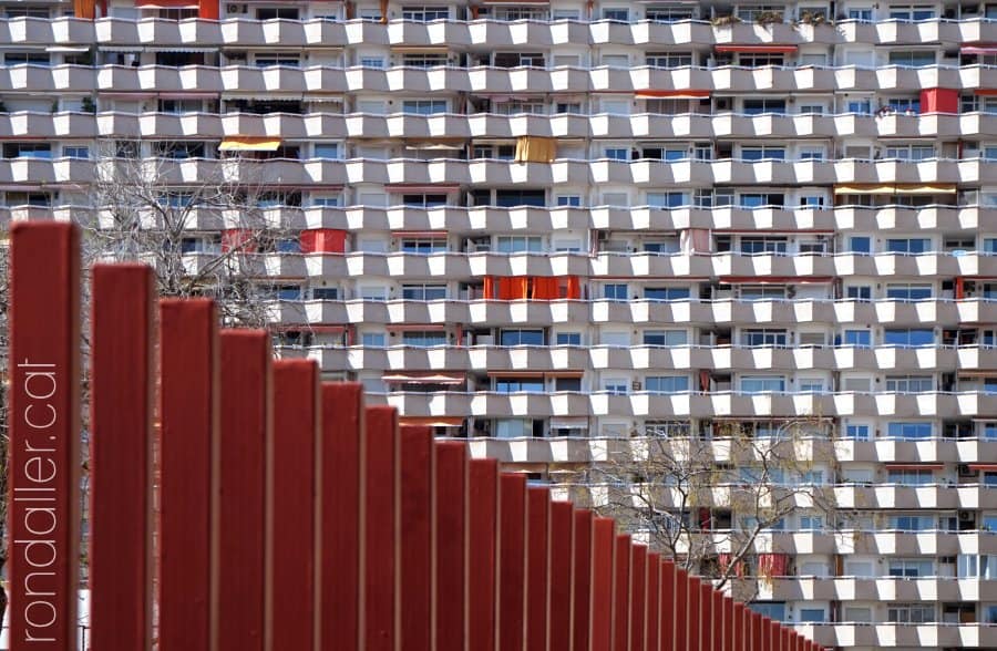 Detall de la façana de l'edifici projectat el 1975 al barri de les Corts.