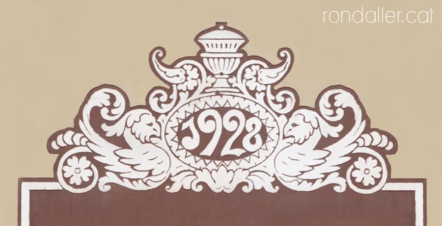Detall de l'esgrafiat del 1928 a la façana de la Casa dels Mestres, obra de Joan Baptista Serra.