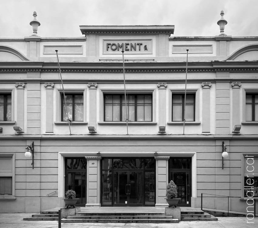 Façana neoclàssica de la seu del Foment Cultural i Artístic, edifici construit el 1921.