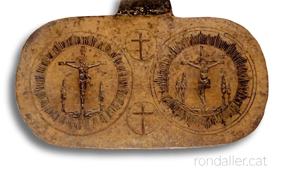 Hostier conservat al Museu Marès amb una creu del calvari amb dos xiprers.