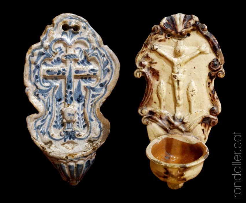 Dues beneiteres de fang cuit del Museu Marès de Barcelona.