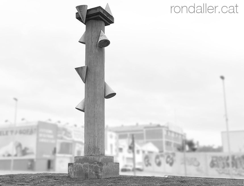 L'obra "Columna Rostrada" a Terrassa, feta per Salvador Juanpere el 1992.