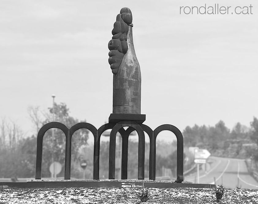Monuments menys atractius de Catalunya. Escultura "La volta del raïm" a Sant Sadurní d'Anoia.