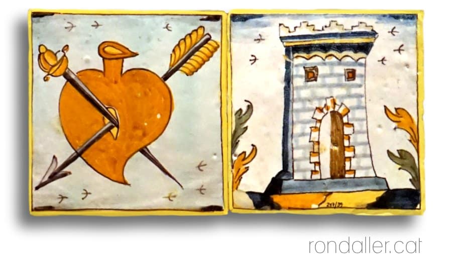 Rajoles de l'auca amb la imatge d'una torre i d'un cor travessat pet una espasa i una fletxa.