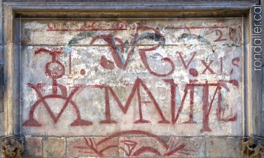Text pintat a la façana del palau del Lloctinent de Barcelona.