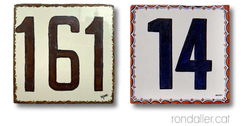 Plaques de carrer pintades sobre rajoles executades per Joan Domènech.