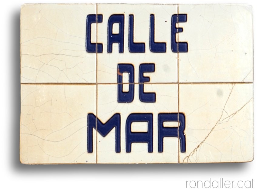 Antic plafó de rajoles amb el nom del carrer del Mar de Montgat.