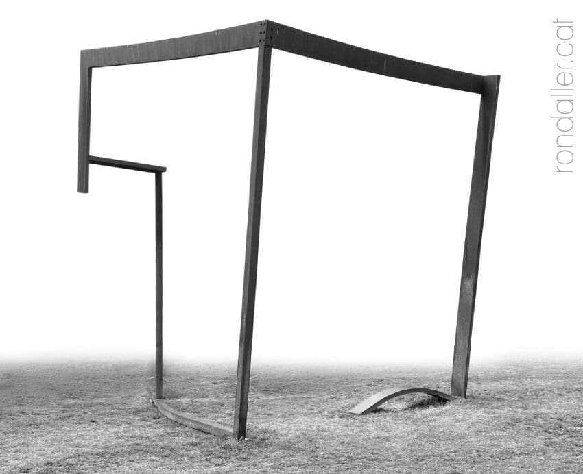 Escultura titulada "Límit interior" situada al recinte de la Maternitat de Barcelona.