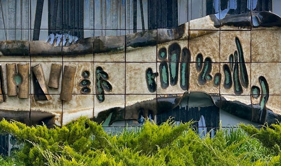 Murals ceràmics a l’autopista AP-2. Obra executada per Pilar Monner Solá.