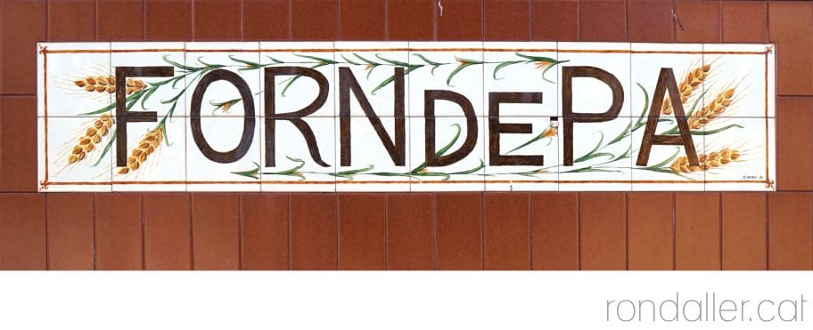 Ceràmiques fetes per Maria Mustarós i Joan Domènech. Retòl d'un forn de pa a Vilassar de Mar.
