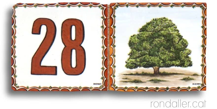 Placa ceràmica amb el número 28 a Argentona, feta per Joan Domènech.