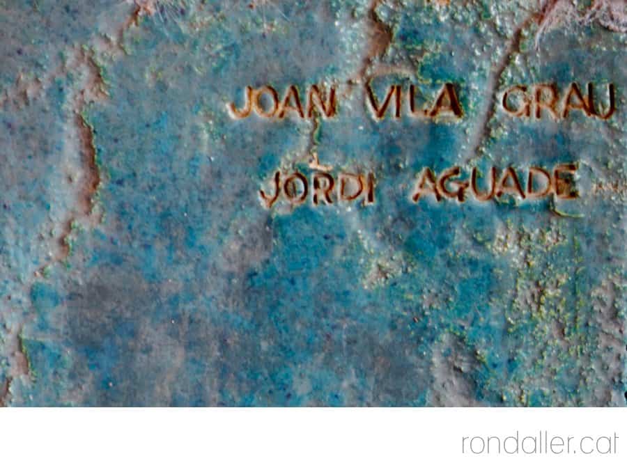 Detall de la signatura a l'obra executada per Joan Vila-Grau i Jordi Aguadé.
