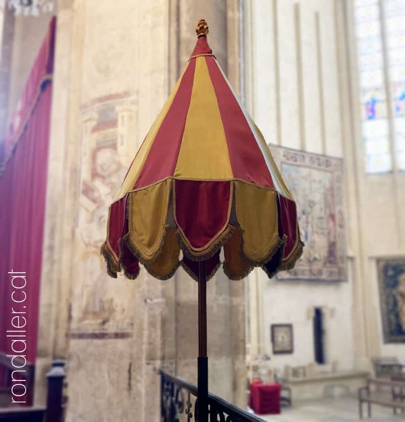 Conopeu papal a la catedral de Sant Just i Sant Pastor de Narbona.