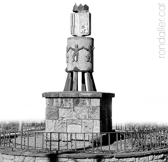 Monuments lletjos de Catalunya. Obra dedicada a la sardana a Piera.