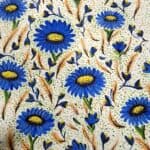 Plat ceràmic pintat amb motius florals fet per Maria Mustarós.