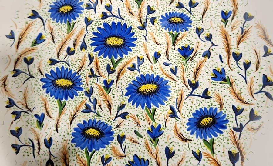 Plat ceràmic pintat amb motius florals fet per Maria Mustarós.