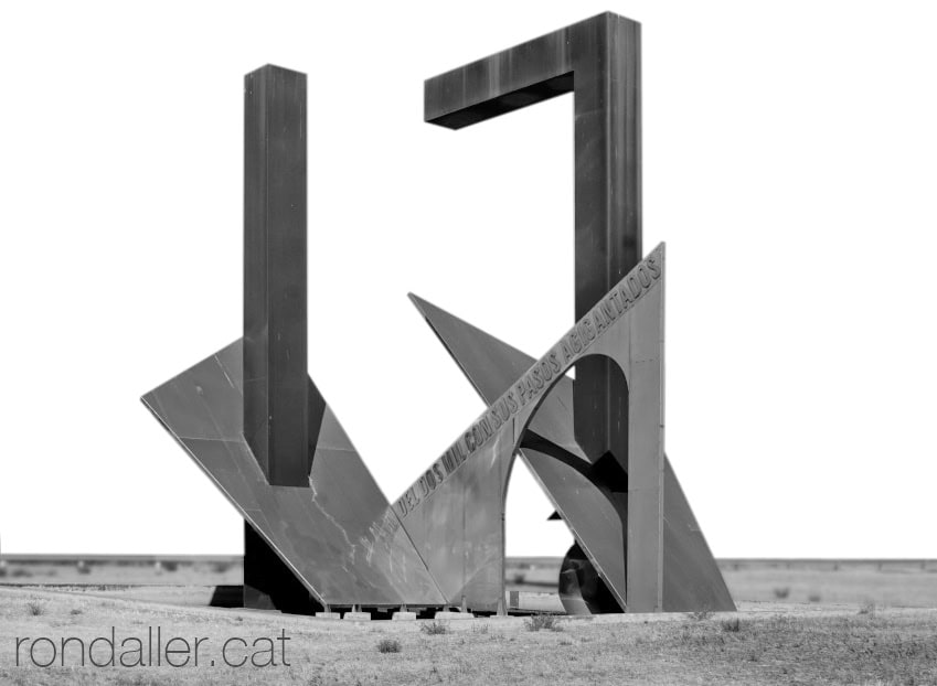 Monuments menys atractius de Catalunya. Obra del 1995 titulada "Hacia el dos mil con sus pasos agigantados".