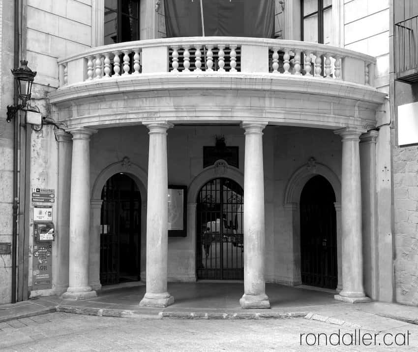 Edificis amb quatre columnes: seu de l'Ajuntament de Berga, projectada el 1930 per Emili Porta.