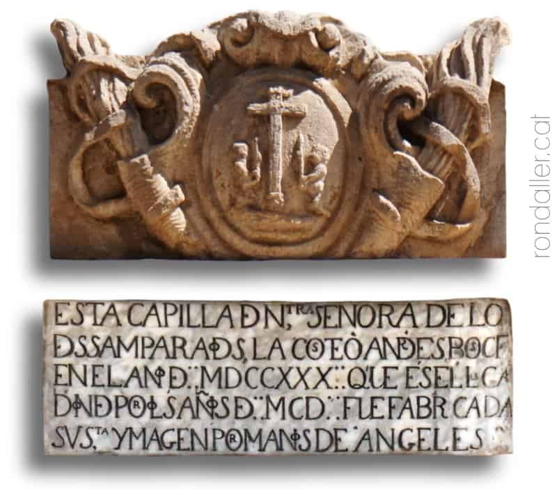 Inscripció damunt la porta de la capella del Capitulet.