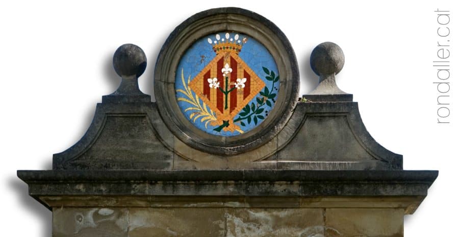 Partida de Butsènit. Detall del coronament de la font amb l'escut de Lleida.