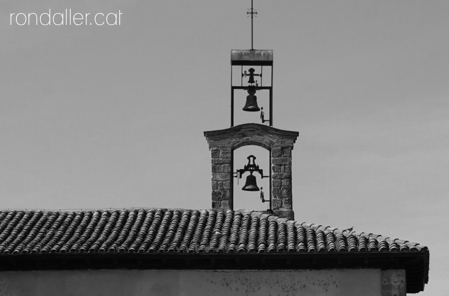 Partida de Butsènit. Detall del campanar de cadireta del santuari.