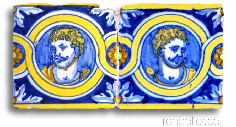 Plafons ceràmics a València: detall de l'arrimador de l'església de Sant Nicolau.