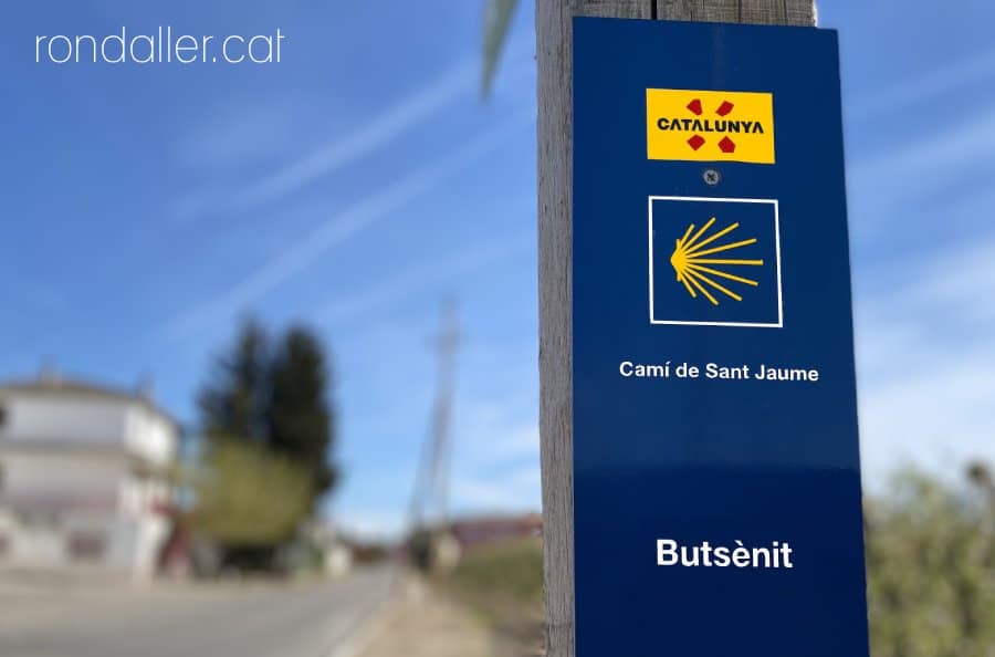 Fita del Camí de Sant Jaume al seu pas per la població.