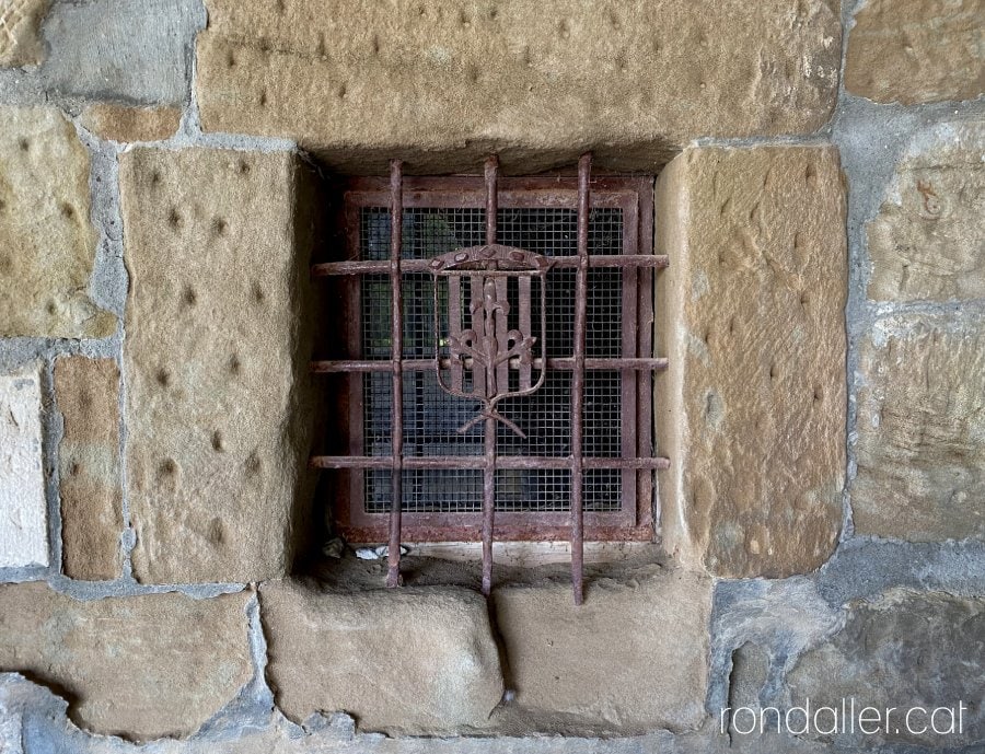 Partida de Butsènit. Reixa amb l'escut de Lleida en una de les finestres del santuari.