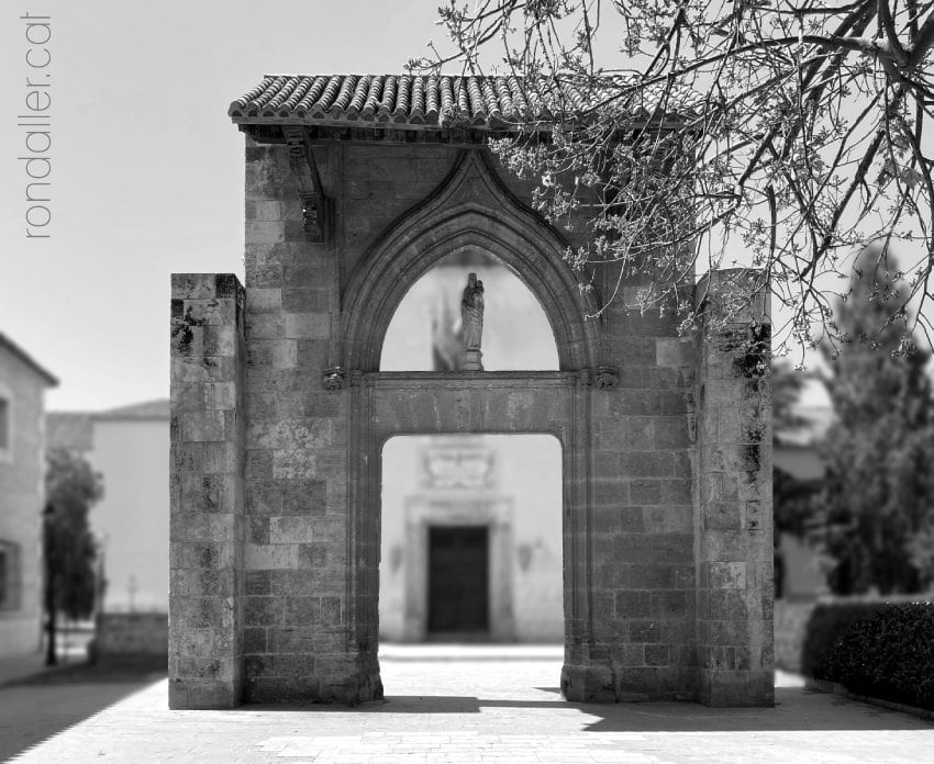 Restes del portal gòtic del segle XV que donava entrada al recinte hospitalari.