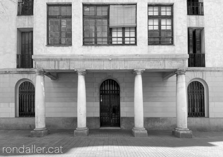 Una de les antigues casernes de Sant Andreu Palomar, edificades el 1935.