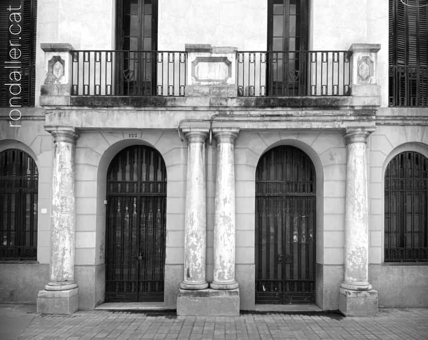 Edificis amb quatre columnes: una de les casernes de Sant Andreu Palomar.