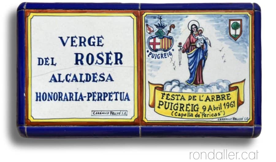 Plafó ceràmic de la Verge del Roser a la capella de Santa Maria de Periques de Puig-reig.