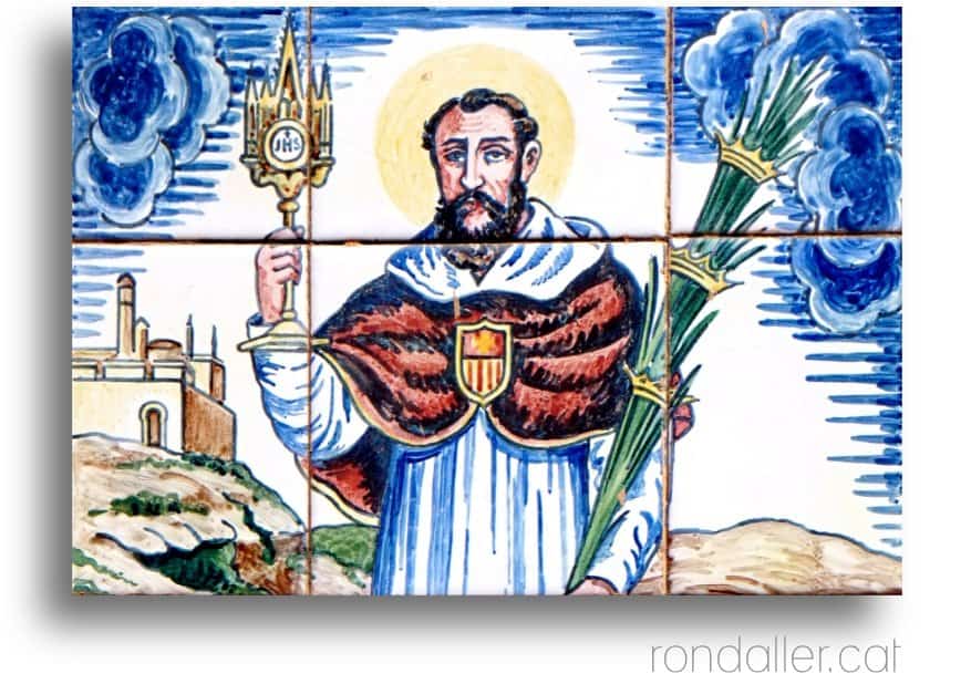 Plafó ceràmic de Sant Ramon Nonat del ceramista Modest Casademunt, al carrer Sant Ramon de Vilassar de Mar.