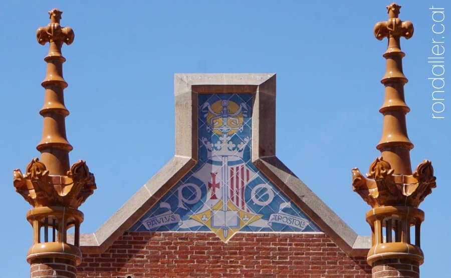 Les inicials de Pau Gil i Serra al coronament d'un dels pavellons.