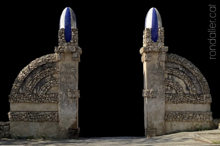 Entrada a la finca, decorada amb rocalla i trencadís.