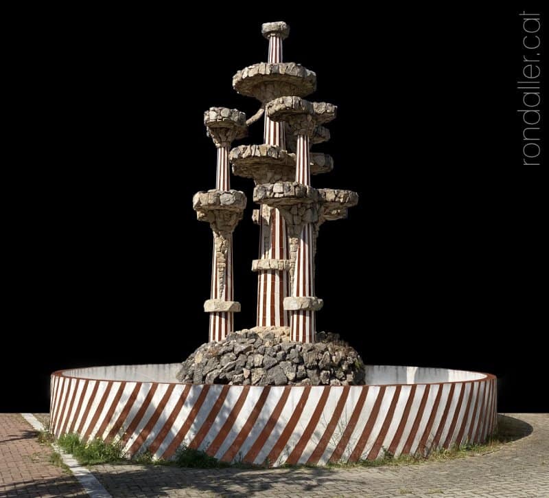 La Vil·la Flora de Canet de Mar. La font de les Columnes, feta amb rocalla i decoració ceràmica.