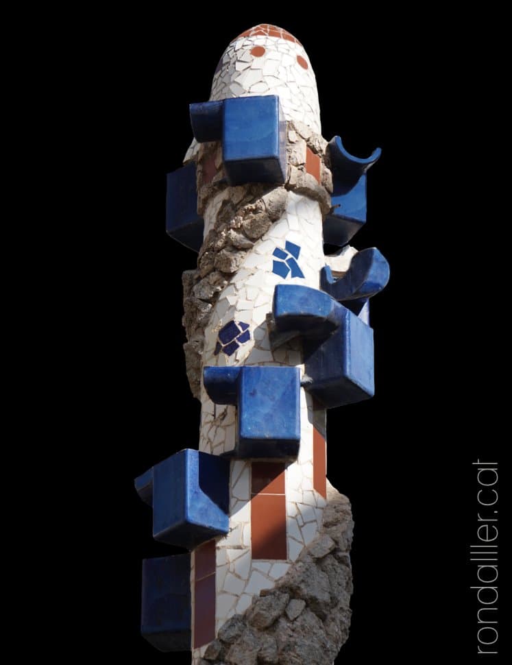 Detall de la decoració ceràmica de la font del Saltiró.