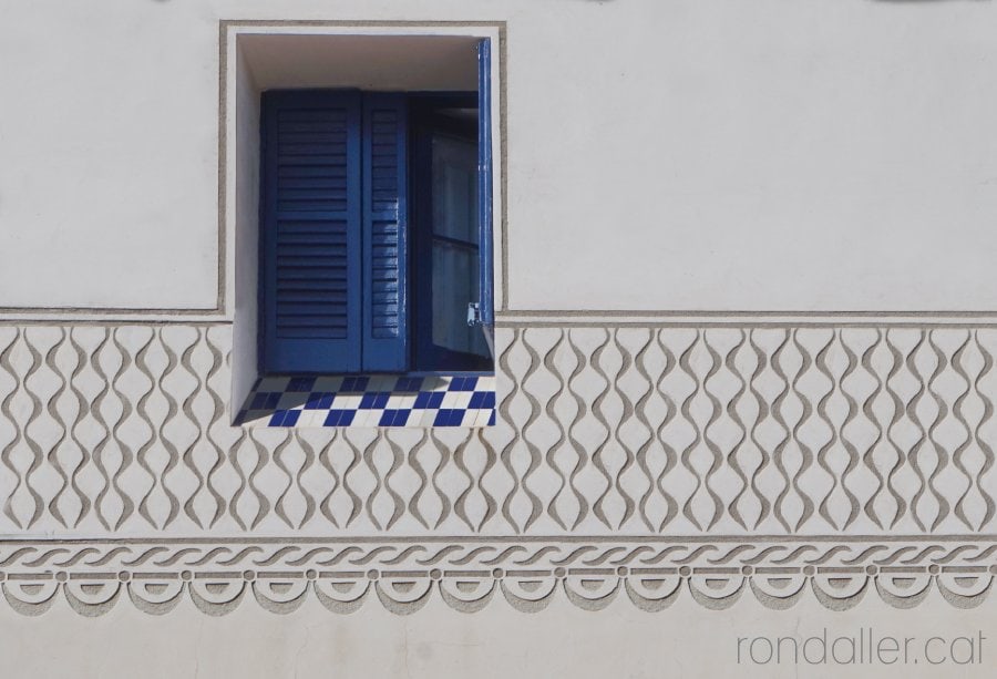 La Vil·la Flora de Canet de Mar. Detall dels esgrafiats de la façana.