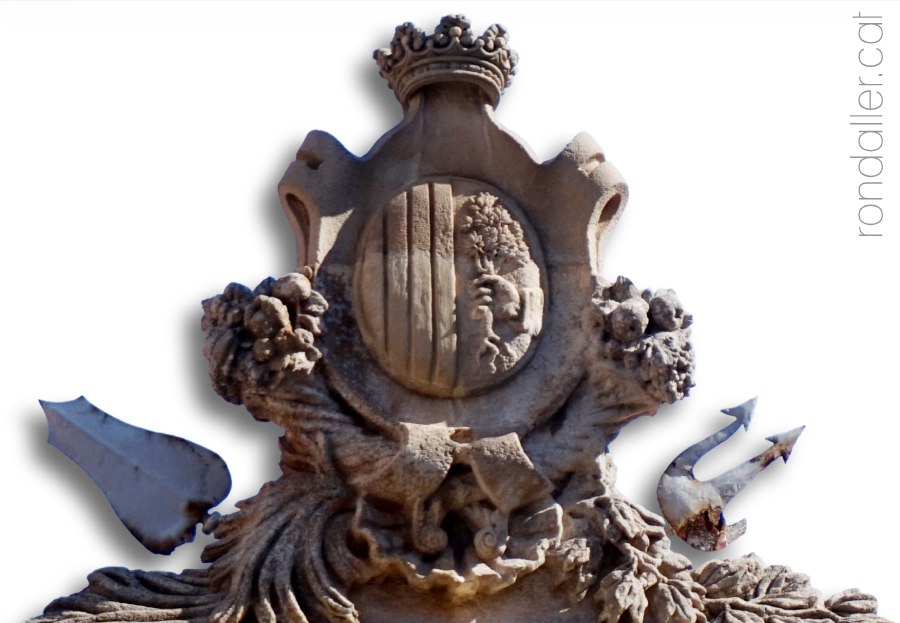 Detall del coronament escultòric de l'antic mercat de la Peixateria, d'estil neoclàssic.
