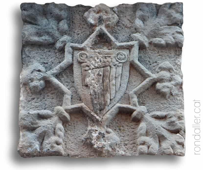 Ttinerari per Alcover. Detall de l'escut municipal que hi ha a la font Vella.