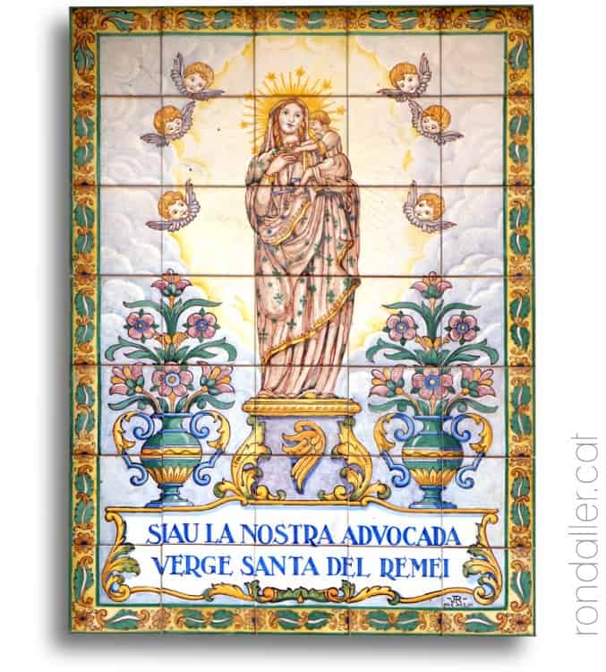 Plafó ceràmic del 1957 amb la imatge de la Verge del Remei.