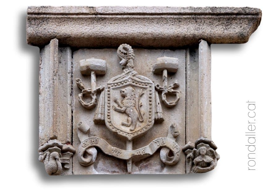 Blasó del segle XV a l'entrada del palau abacial de la vila.